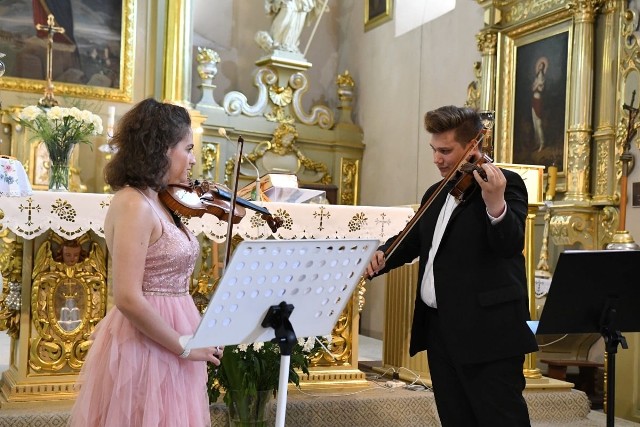 Za nami dwa tygodnie święta muzyki poważnej w Czarnolesie. Zakończyła się druga edycja Czarnoleskiego Festiwalu Sztuk. Na zdjęciu koncert Polish Violin Duo.