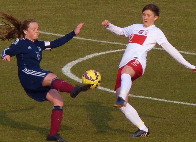 Kapitan reprezentacji Szkocji, Erin Cuthbert (z lewej), poprowadziła swoje koleżanki do drugiego zwycięstwa w turnieju.