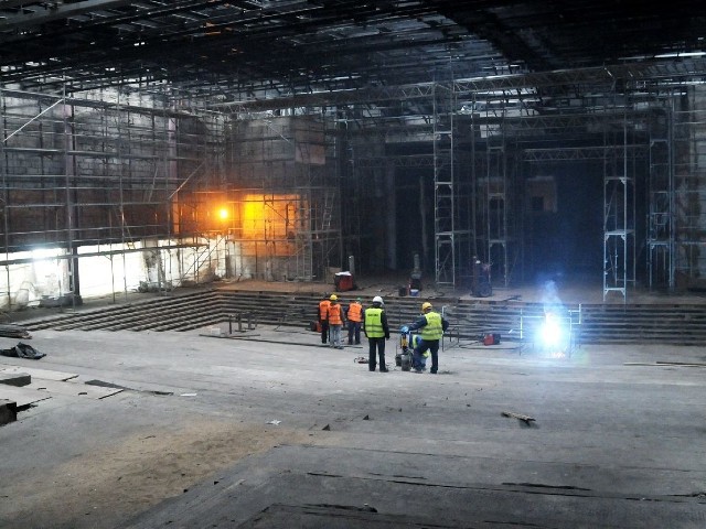 Wnętrze sali  zostało odarte do gołego betonu. Modernizacja sali i odnowienie elewacji będzie kosztowało 10,5 mln zł