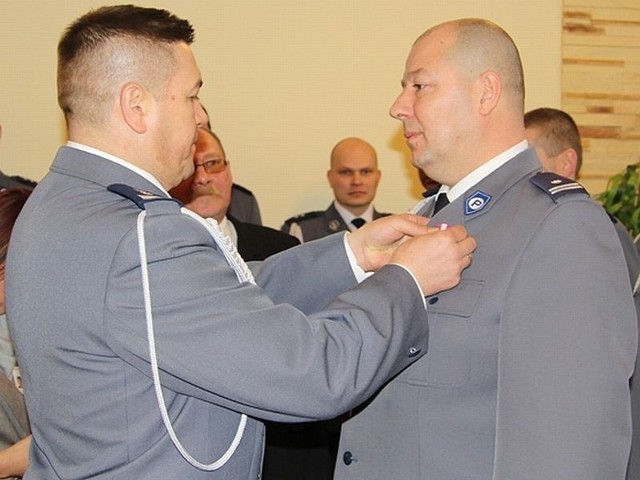 Zastępca komendanta powiatowego podinsp. Robert Konieczny (z prawej) otrzymał nadany przez prezydenta RP Bronisława Komorowskiego brązowy medal zasługi.