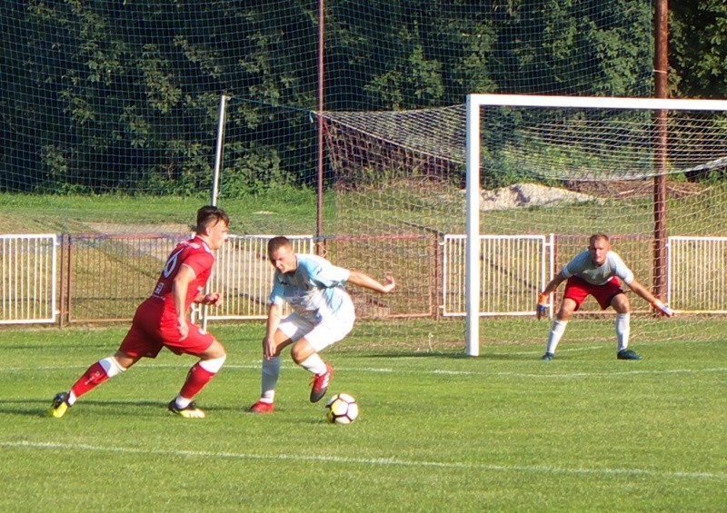 Orzeł Przeworsk (czerwone stroje) nie dał szans Huraganowi...