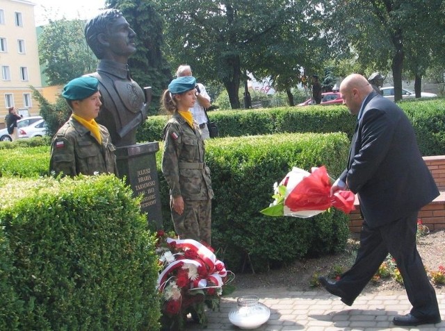 Kwiaty pod pomnikiem Juliusza Tarnowskiego składa prezes Stowarzyszenia "Dzików&#8221; w Tarnobrzegu Witold Bochyński.