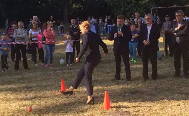 Poseł Anna Krupka dzielnie stanęła do jednej z konkurencji. Nie przeszkadzały jej nawet szpilki.