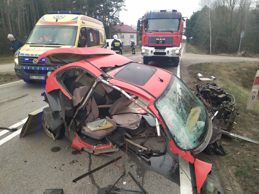 Wypadek w miejscowości Koce Basie. Osobówka zderzyła się z ciężarówką. Kierowca oszukał przeznaczenie [ZDJĘCIA]