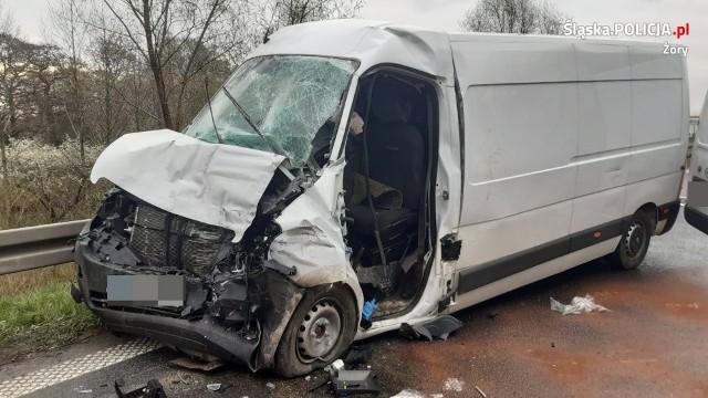 Policjanci ustalili, że sprawcą wypadku na obwodnicy Żor jest kierowca ciężarowego Volvo.