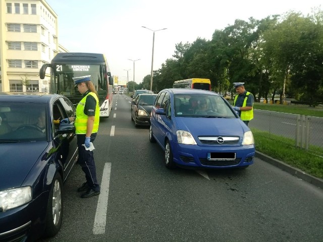 Policjanci z drogówki przeprowadzili akcję "Trzeźwy prowadzący". Kierowcy "dmuchali" w alkomat na terenie Inowrocławia i gminy Rojewo