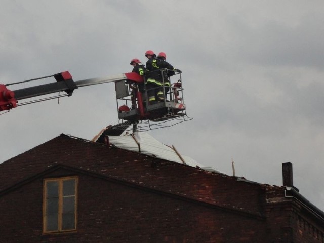 Wichura zerwała dach na Kamienicy przy ulicy Traugutta.