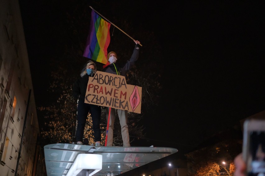 Strajk kobiet: Relacja i zdjęcia. Wielki protest w Warszawie, tysiące ludzi przed domem Kaczyńskiego, ataki na demonstrantów