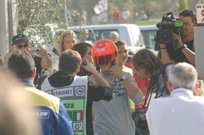 W Monza Michael Schumacher pod bramę paddocku podjechał... skuterem. Mimo że wchodząc na zaplecze toru, nie ściągnął od razu kasku, wszyscy poznali wielkiego mistrza.