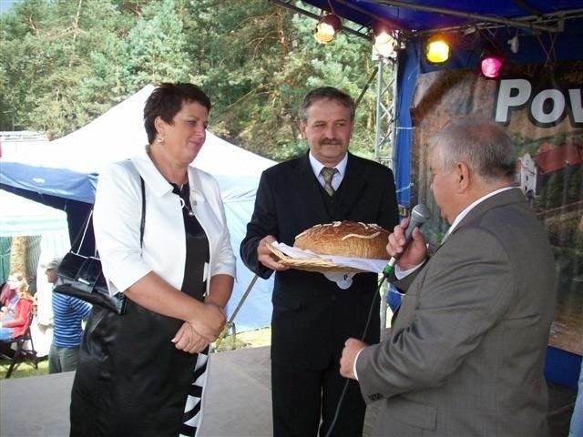 Starostowie dożynek: Małgorzata Cieszkowska z Bałtówki i Leszek Stawiarski z Prus przekazali burmistrzowi Ożarowa Marcinowi Majcherowi bochen chleba wypieczony z tegorocznych zbiorów. Gospodarz gminy podziękował za bochen i obiecał sprawiedliwie go dzielić.