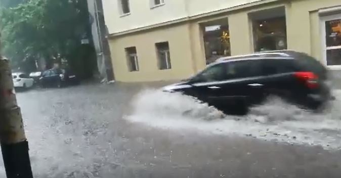 BURZA W ŁODZI! FILMY, ZDJĘCIA z zalanej deszczem Łodzi. ARCHIWALNE ZDJĘCIA