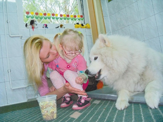 Anna Lulewicz mówi, że spotkania z kudłatą Toffi pomagają jej 4-letniej córce Mai. (fot. Klaudia Bochenek)