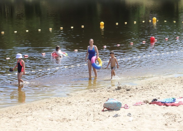 W poniedziałek 10 lipca w upalne przedpołudnie nad zalewem w Szydłowcu wypoczywało niewiele osób. Zwykle nad wodę ludzie zjeżdżają w weekend, choć w ciągu tygodnia też można skorzystać mieszkańców.Zalew w Szydłowcu jest idealnym miejscem na wypoczynek dla mieszkańców i turystów. Można tam ochłodzić się w wodzie, wypożyczyć sprzęt pływający lub poleżeć na plaży. Nad bezpieczeństwem wypoczywających  czuwają ratownicy.Zobaczcie zdjęcia na kolejnych slajdach.