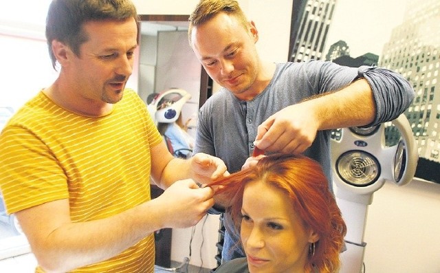 &#8211; Fryzjerstwo jest naszą pasją od zawsze &#8211; mówią Ernest Kawa (z lewej) i Piotr Siewierski z salonu fryzjerskiego Yes. &#8211; Pracujemy razem od 7 lat.