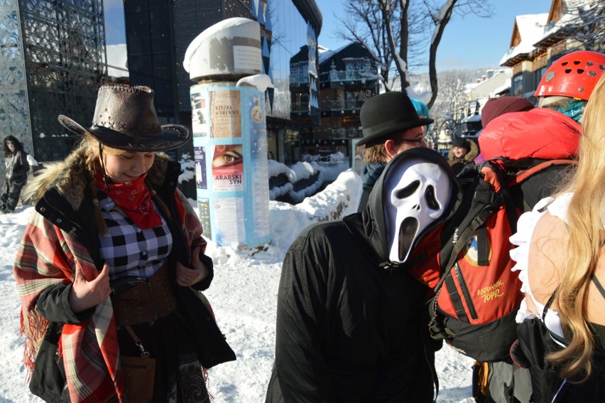 Zakopane. Kilkuset maturzystów zatańczyło poloneza na Krupówkach [ZDJĘCIA]