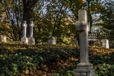 Cmentarz Zasłużonych Wielkopolan w Poznaniu. Tak wygląda poznańska Skałka jesienią. To jeden z najstarszych cmentarzy w mieście [ZDJĘCIA]