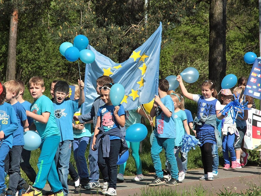 Grudziądz. Półtora tysiąca uczniów ZSO nr 3 uczciło X rocznicę Polski w UE