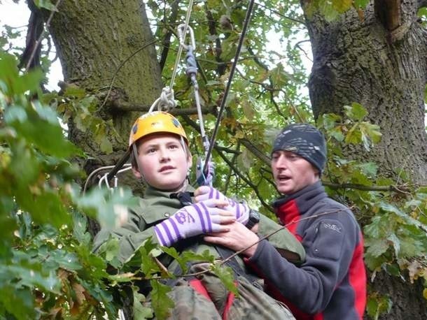 Dla żagańskich harcerzy zjazdy na linie to nic nowego. Ostatnio ćwiczyli je podczas październikowych manewrów w Trzebowie.