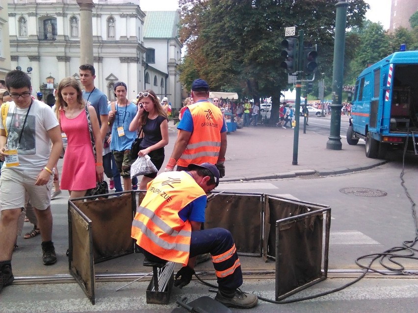 Wykolejony tramwaj, spawanie torów pod Wawelem. Utrudnienia dla pielgrzymów [WIDEO]