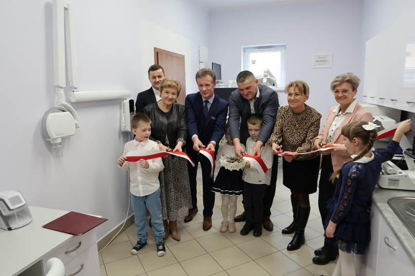 Gabinet stomatologiczny w Rzewniu wkrótce zostanie otwarty dla mieszkańców. 2.03.2023 uroczyście przecięto wstęgę