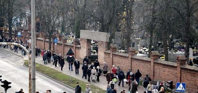 Tegoroczna policyjna akcja „ZNICZ 2016” rozpoczęła się już w piątek (28.10.16), a zakończy się w środę (2.11.16).Podczas ubiegłorocznej policyjnej akcji „ZNICZ 2015" od piątku (30.10.15) do poniedziałku (2.11.15) na drogach województwa kujawsko-pomorskiego doszło do 9 wypadków drogowych, w których zginęła 1 osoba, a 8 zostało rannych. Policjanci odnotowali 251 kolizji.Funkcjonariusze zatrzymali 59 kierujących pod wpływem alkoholu. W celu zapewnienia bezpieczeństwa na drogach w działaniach wzięło udział 1118 policjantów ruchu drogowego.Wideo: Rusza "Akcja Znicz". Policja apeluje o ostrożność i korzystanie z komunikacji miejskiej/TVN 24