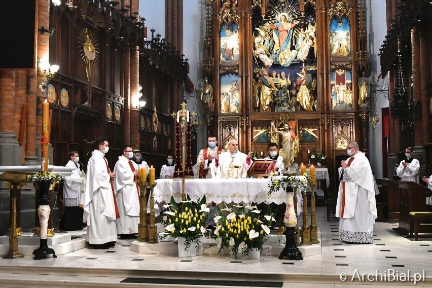 Wierni Kościoła katolickiego świętują dziś Niedzielę Zmartwychwstania Pańskiego