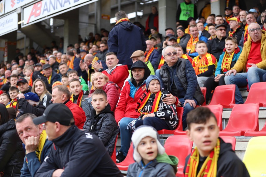 Tak kibicowaliście Koronie Kielce w meczu z Miedzią Legnica. Suzuki Arena jest twierdzą nie do zdobycia. Zobacz nowe zdjęcia kibiców 