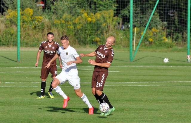 Fragment wrześniowego meczu Garbarnia Kraków - Śląsk II Wrocław (1:3); z prawej Tomasz Kołbon, z lewej Marek Masiuda