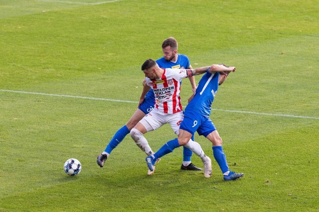 W sierpniowym meczu pomiędzy Apklan Resovią a Puszczą na Stadionie Miejskim w Rzeszowie padł remis 1:1