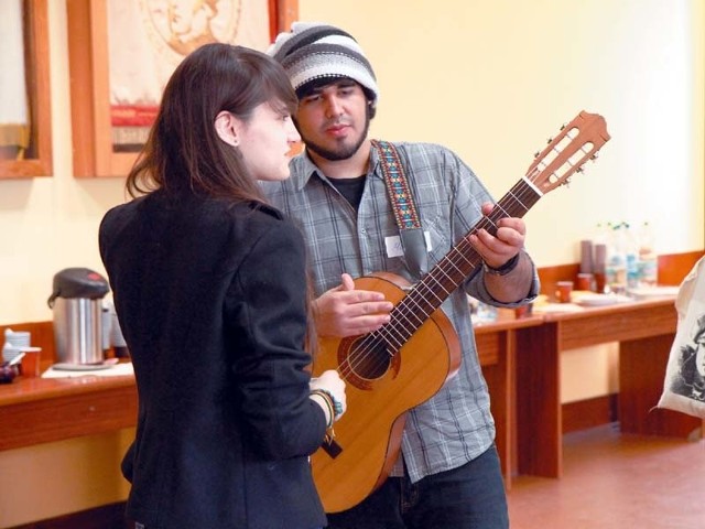 Nie wiedziałem, że Polacy są tak gościnni i otwarci &#8211; mówi Mai Lindenberg (na zdjęciu z gitarą)