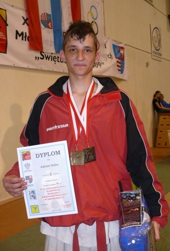 Adrian Sidor z KSKT Kielce najpierw zdobył brąz w układach indywidualnych a potem w finałowej walce wywalczył mistrzostwo w kategorii do 54 kilogramów.