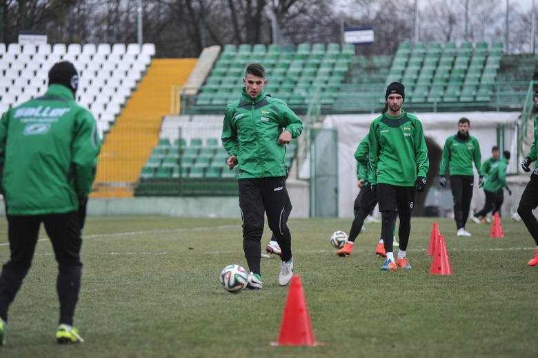 Lechia wznowiła treningi z czterema piłkarzami występującymi...