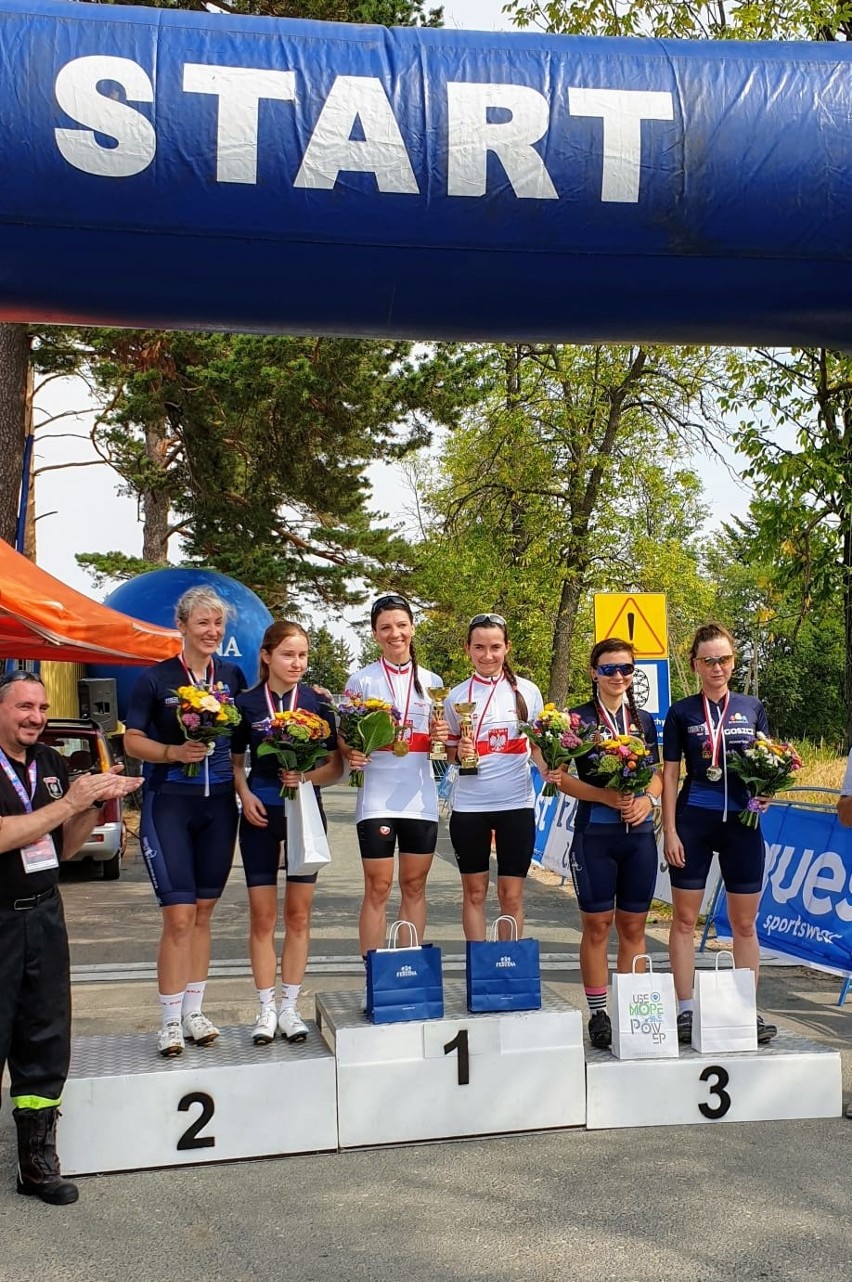 Podium górskich MP w Podgórzynie, od lewej: pilotka Edyta...