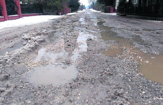 Mieszkańcy ulicy Prostej od Cedzyńskiej do Zagórskiej chcą protestować, aby zwróci uwagę na zły stan nawierzchni  drodze przy ich domach. Na ułożenie asfaltu czekają już 20 lat.