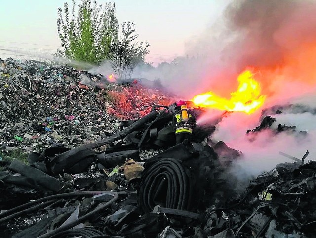 Strażacy walczyli z pożarem  odpadów przy ulicy Kamiennej  na początku maja tego roku