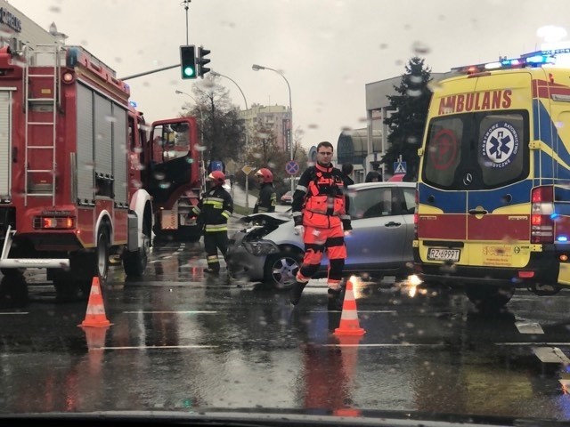 O godz. 11.45 dwa samochody osobowe - citroen i toyota  zderzyły się  na Rondzie Dmowskiego  w Rzeszowie. Na miejscu są utrudnienia w ruchu. Nikt nie odniósł obrażeń.