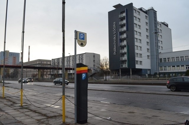 Radni opozycji przekonywali radnych PO, że zmniejszenie strefy płatnego parkowania przy politechnice nie spowoduje zmniejszenia wpływów do budżetu, bo i tak studenci unikają płacenia za parkowanie, a za to pokaże, że władze miasta poważnie traktują hasło "Łódź Akademicka".