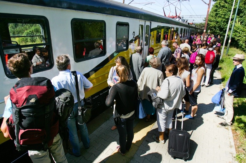 Podróż pociągiem z przygodami. Trzeba przesiąść się na prom (ZDJĘCIA)