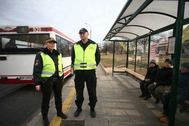 - Jeśli zauważą Państwo w autobusie coś, co jest wykroczeniem czy przestępstwem piszcie smsa. Pojawimy się na miejscu &#8211; zachęcają do udział w akcji starszy inspektor Andrzej Wrona i starszy strażnik Ewa Połkiewicz.