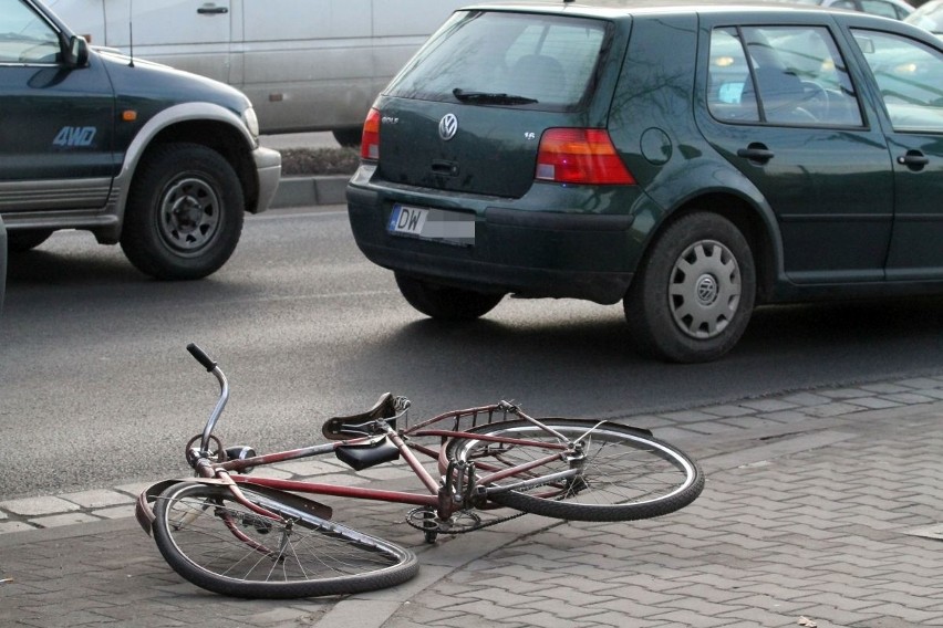 Volkswagen potrącił 90-letniego rowerzystę. Mężczyzna jest w szpitalu