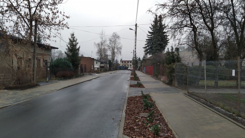 Ulica Sierpowa z asfaltem, chodnikami i progiem zwlaniającym ZDJĘCIA