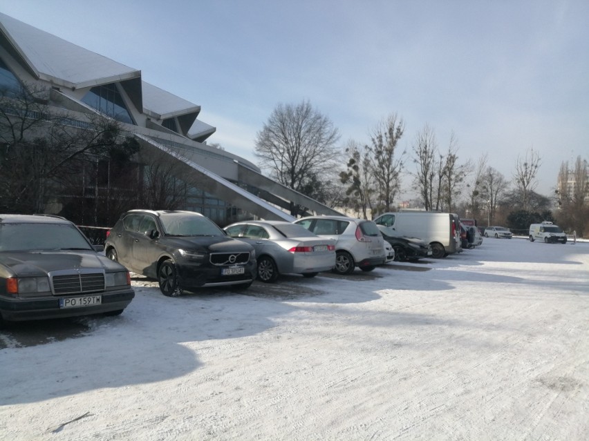 Parking tymczasowy przed Areną był prawie pełny