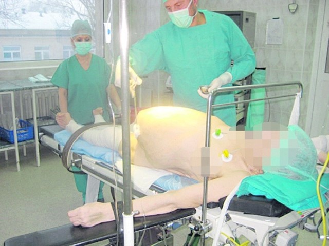 Zabieg usunięcia ogromnego guza przeprowadzono w Krośnie Odrzańskim. Operowali lekarze miejscowi i z Zielonej Góry. Guz ważył 12,6 kg