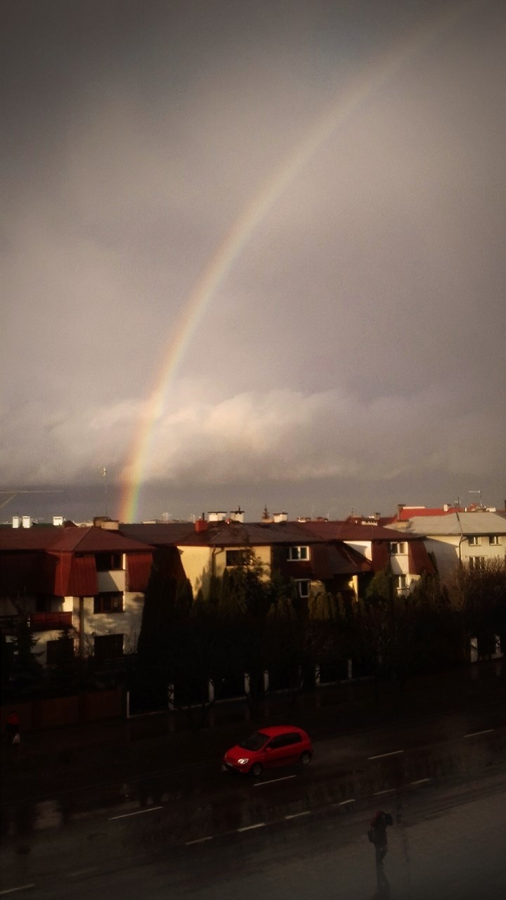 Piękna tęcza nad Białymstokiem. Zjawisko wystąpiło we wtorek 18 lutego po południu [ZDJĘCIA]