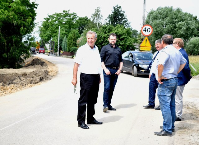 Pierwszy z prawej, realizujący inwestycję prezes Adam Darowski – Zakład Remontowo – Budowlany DARBUD.