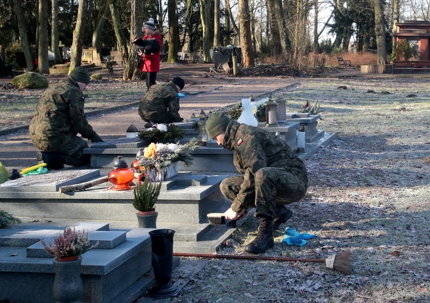 Żołnierze WOT przed 80. rocznicą utworzenia Armii Krajowej uporządkowali mogiły weteranów na Cmentarzu Centralnym w Szczecine              