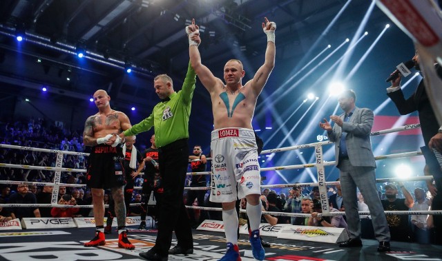 Łukasz Różański (z prawej) zamierza wygrać i zgarnąć pas mistrza świata federacji WBC w kategorii wagowej bridger (101,6 kg).