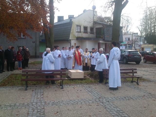 Szczątki nieznanych ustczan spoczęły na placu przed kościołem (wideo) |  Głos Pomorza