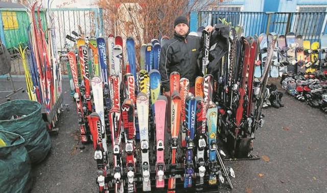 Narty czekają na klientów, a ci na śnieg...