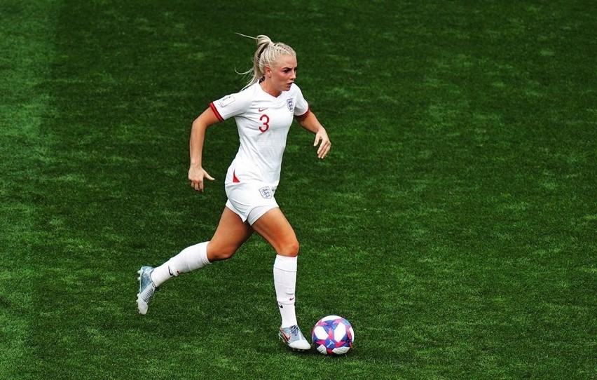 Alex Greenwood to angielska piłkarka, która gra na pozycji...